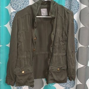 Cute army green jacket!